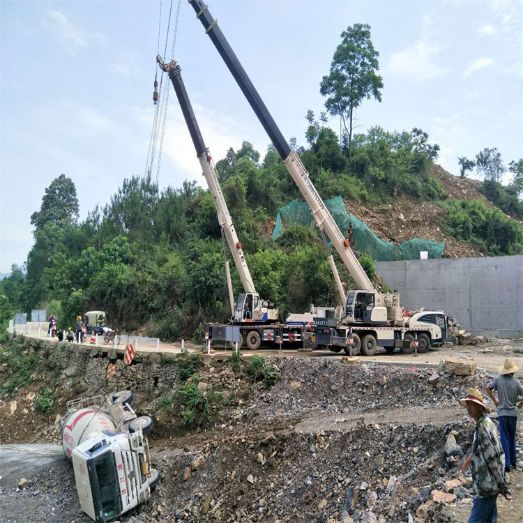 遂宁汽车掉沟里叫吊车救援要多少钱